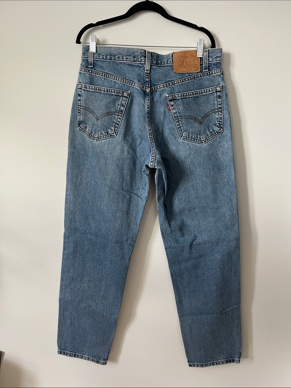 Relaxed Fit Men's Jeans in Light Blue Denim vintage Levi's 550 34x32